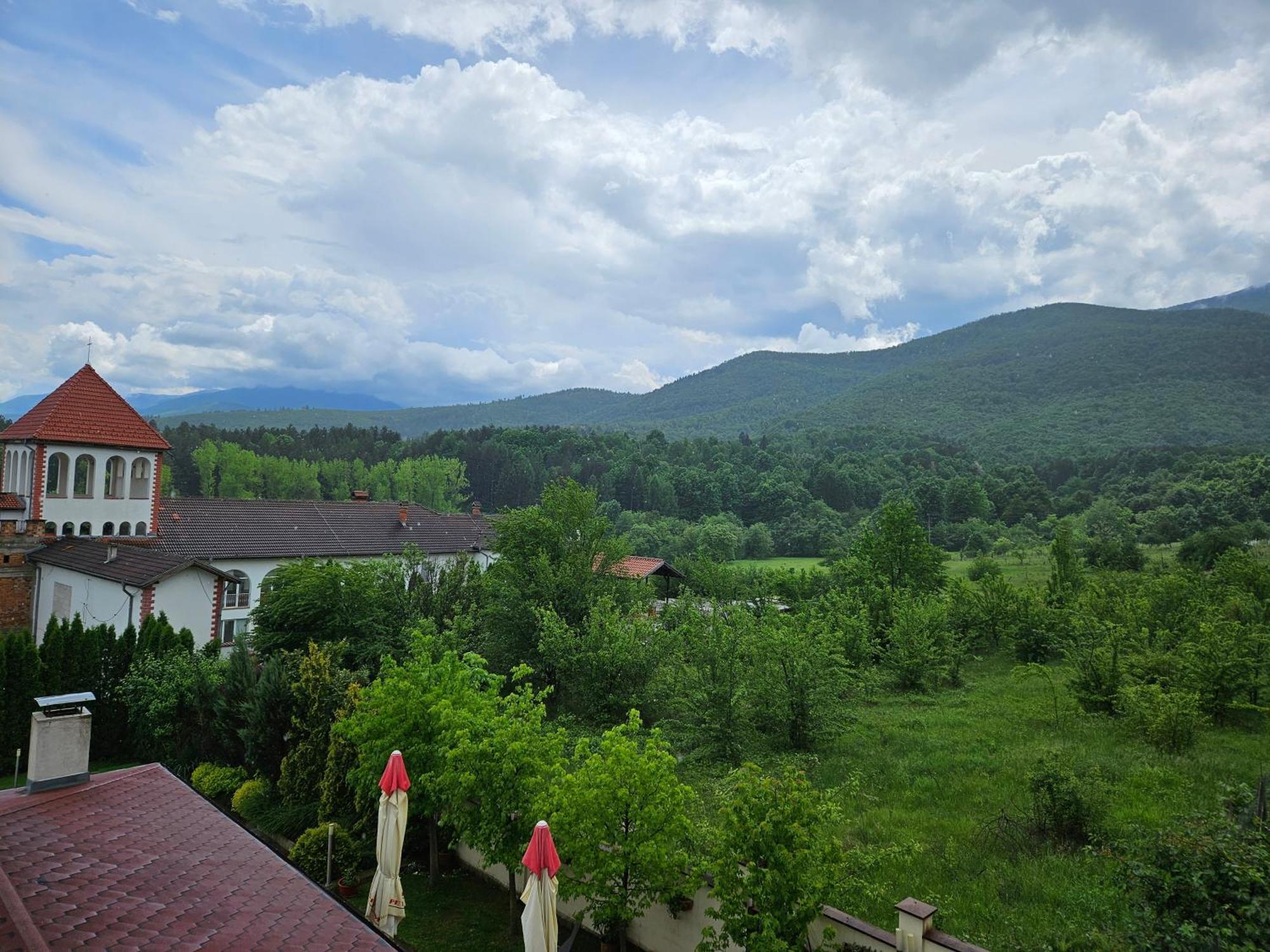 Family Hotel Komhotel 贝尔科维察 外观 照片