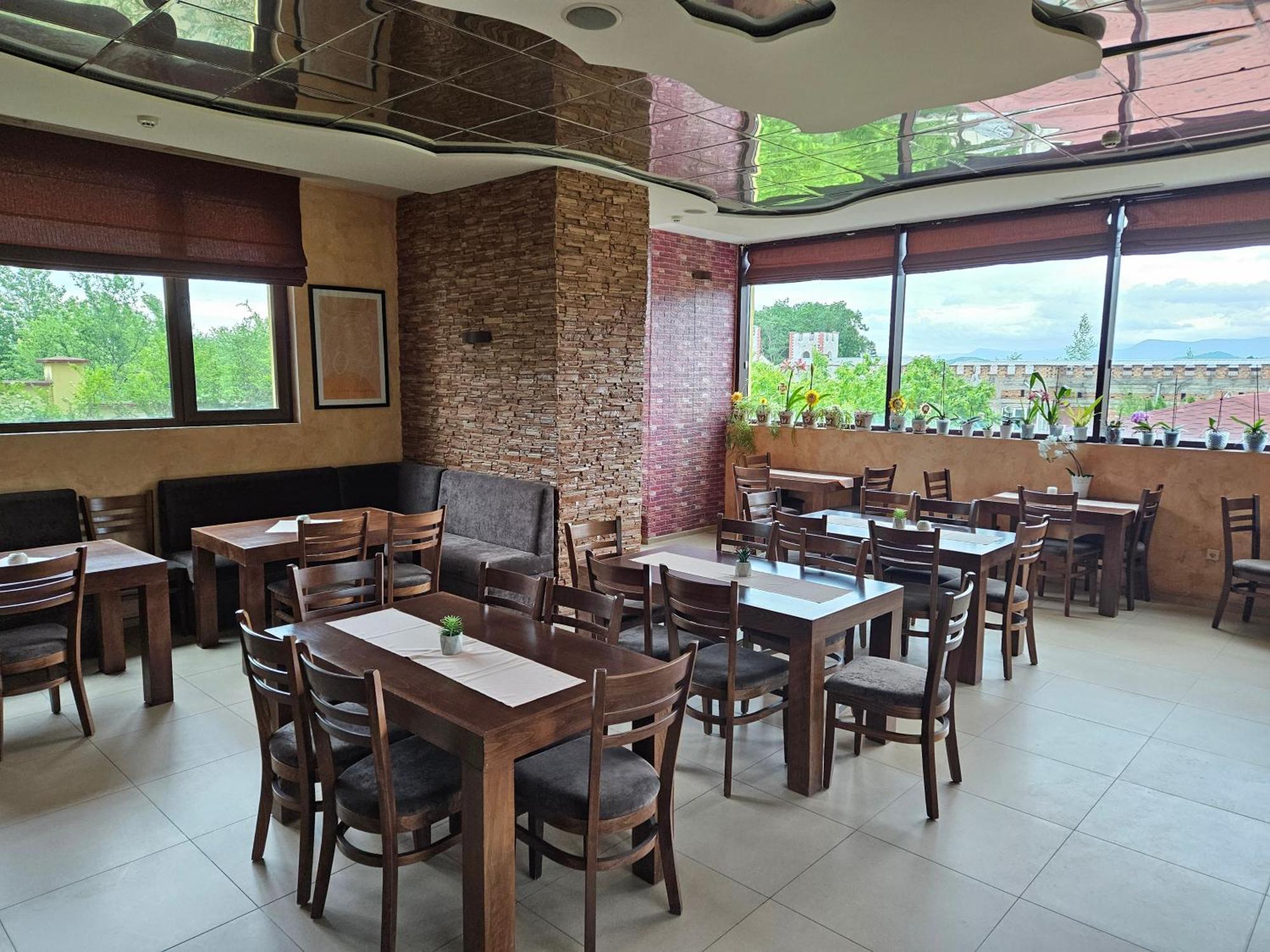 Family Hotel Komhotel 贝尔科维察 外观 照片